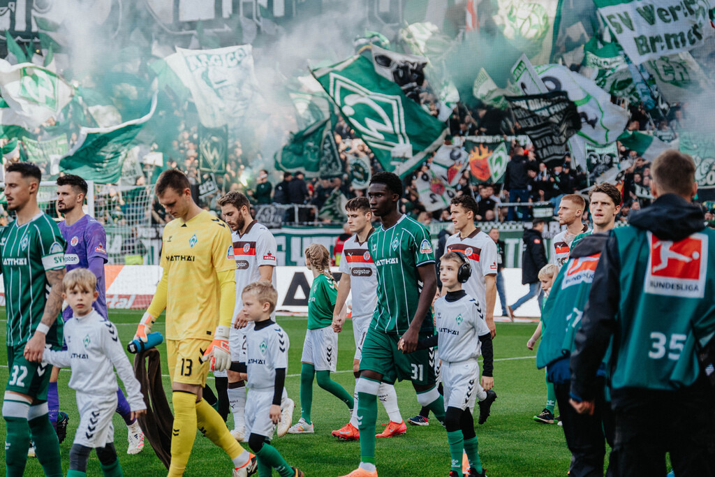 FCP04383 | Der offizielle Shop für FC St. Pauli Fotos. Wähle aus Spielszenen & Fanmomenten dein FCSP Wunschformat. Wir liefern Millerntor-Atmosphäre.