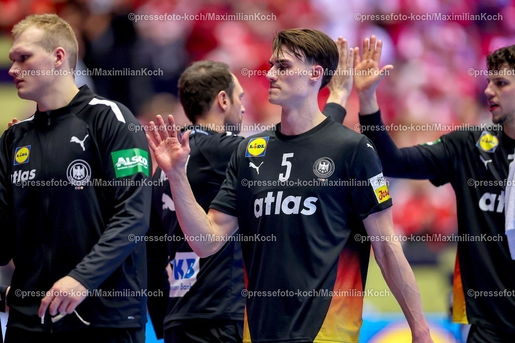 EHF26012603116 | 26.01.2026, Handball, Men's EHF EURO 2026, Deutschland - Dänemark, Jyske Bank Boxen in Herning, Dänemark, Main Round: Enttäuschte Gesichter bei der Deutschen Mannschaft nach der Niederlage gegen Dänemark.  David Späth (Germany #01) neben  Miro Schluroff (Germany #05)