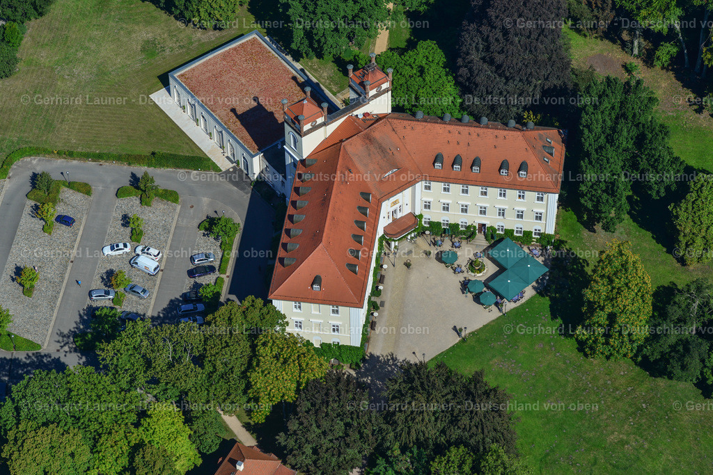3637327 | LüBBENAU/SPREEWALD 25.08.2016 Palais des Schloss " Schloss Lübbenau - Hotelbetriebsgesellschaft Schloss Lübbenau mbH " in Lübbenau/Spreewald im Spreewald im Bundesland Brandenburg, Deutschland. // Castle hotel building " Schloss Luebbenau - Hotelbetriebsgesellschaft Schloss Luebbenau mbH " in Luebbenau/Spreewald at Spreewald in the state Brandenburg, Germany. Foto: Gerhard Launer
