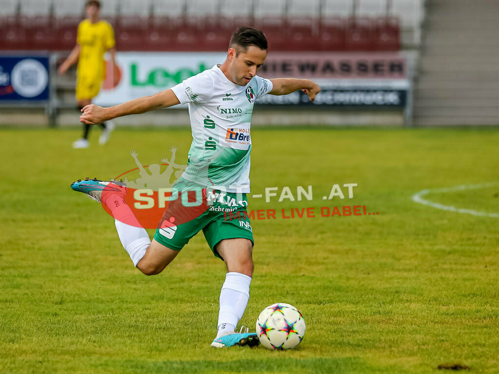 SV Feldkirchen - SC Launsdorf 2-1, Unterliga Ost | Kevin Bretis (SV Feldkirchen #11) SV Feldkirchen - SC Launsdorf 2-1 am 23.08.2023 in Feldkirchen
(Modehaus NIMO Arena), Austria, (Photo by Ernst Krawagner sport-fan.at) - Realisiert mit Pictrs.com