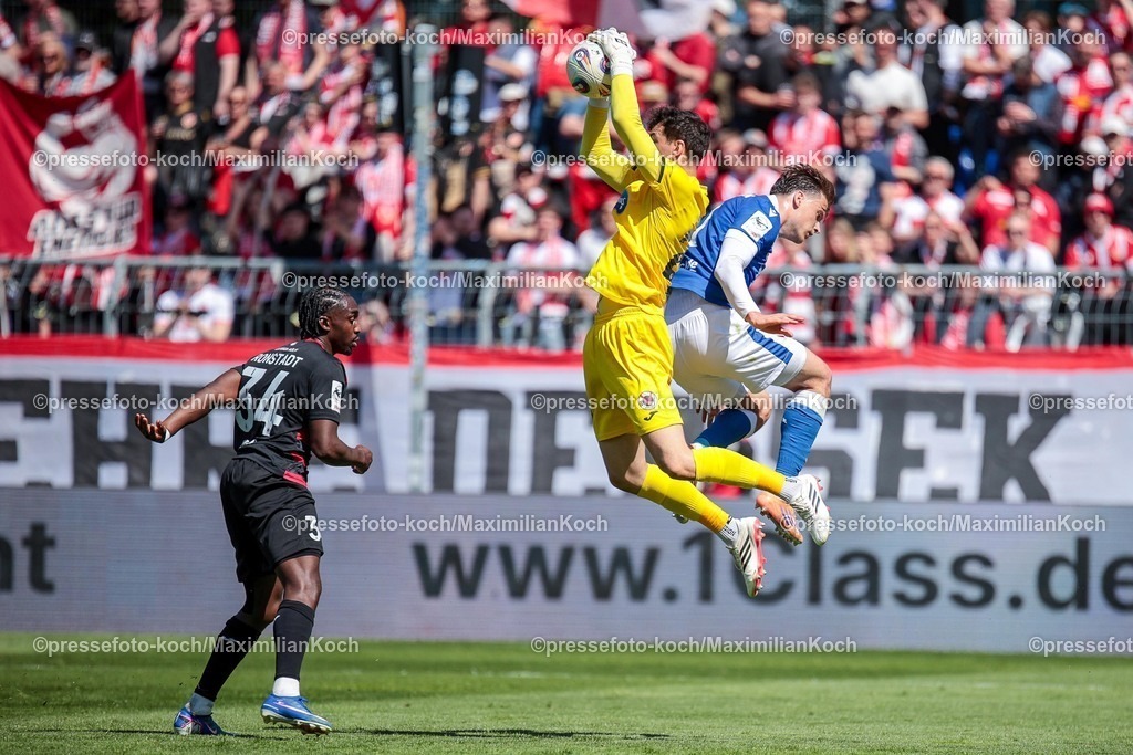 xSEFx26042601015 | 26.04.2026, xsefx, Fußball, 3.Liga, FC Viktoria Köln - Energie Cottbus, 35. Spieltag, Sportpark Höhenberg, Saison 2025 2026: Starke Parade von Torhüter Arne Schulz (Viktoria Köln, 27) gegen  DFB regulations prohibit any use of photographs as image sequences and or quasi-video. Photo: xSabinexEffgenxPressefotoKochx