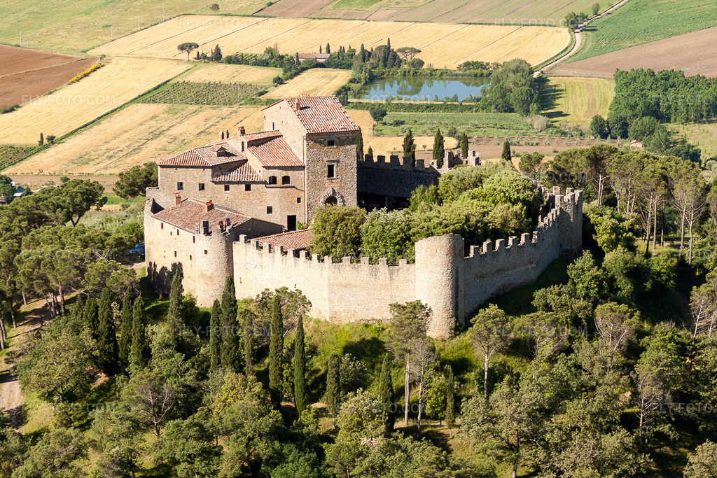 Aerial view: Castle complex of the Castello di Montegualandro on Lake Trasemin in Montecchio in Umbria in Tuoro sul Trasimeno in the state Perugia, Italy. – Photo: IMG_28664.jpg taken on 06/04/2010 by Werner Riehm/FLY-FOTO.com – Resolution of the original: 4315 x 2877 px