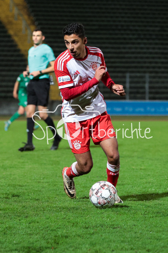 FC Augsburg II - FC Bayern Amateure | Davide Dell'ERBA (FCB #19) am ball / Freisteller / Einzelfoto