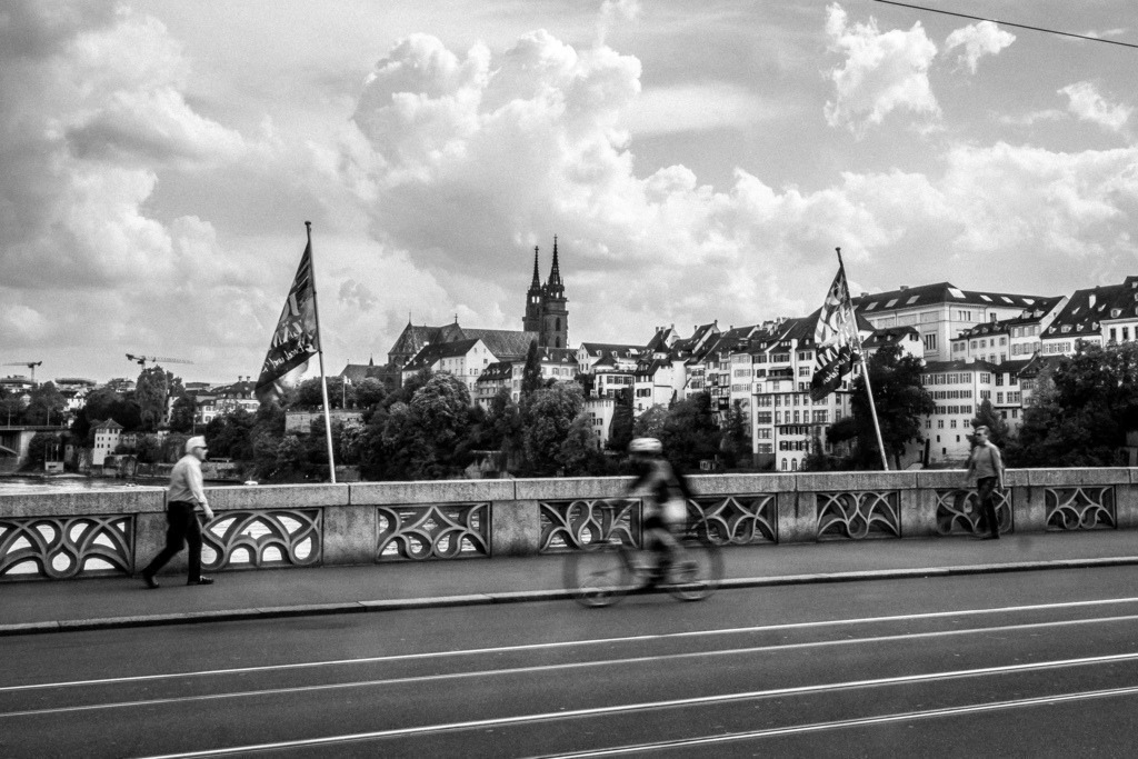 Auf der Mittleren Rheinbrücke mit Blick auf's Basler Münster | Schöne Fotografien aus der Stadt und der Natur zum bestellen oder selber hochladen. Druck auf Foto, Postkarte, Kalender, FineArt Hahnemühle, Alu-Dibond , Akustikbilder zur Absorption von Schall und Lärm etc. - Realisiert mit Pictrs.com