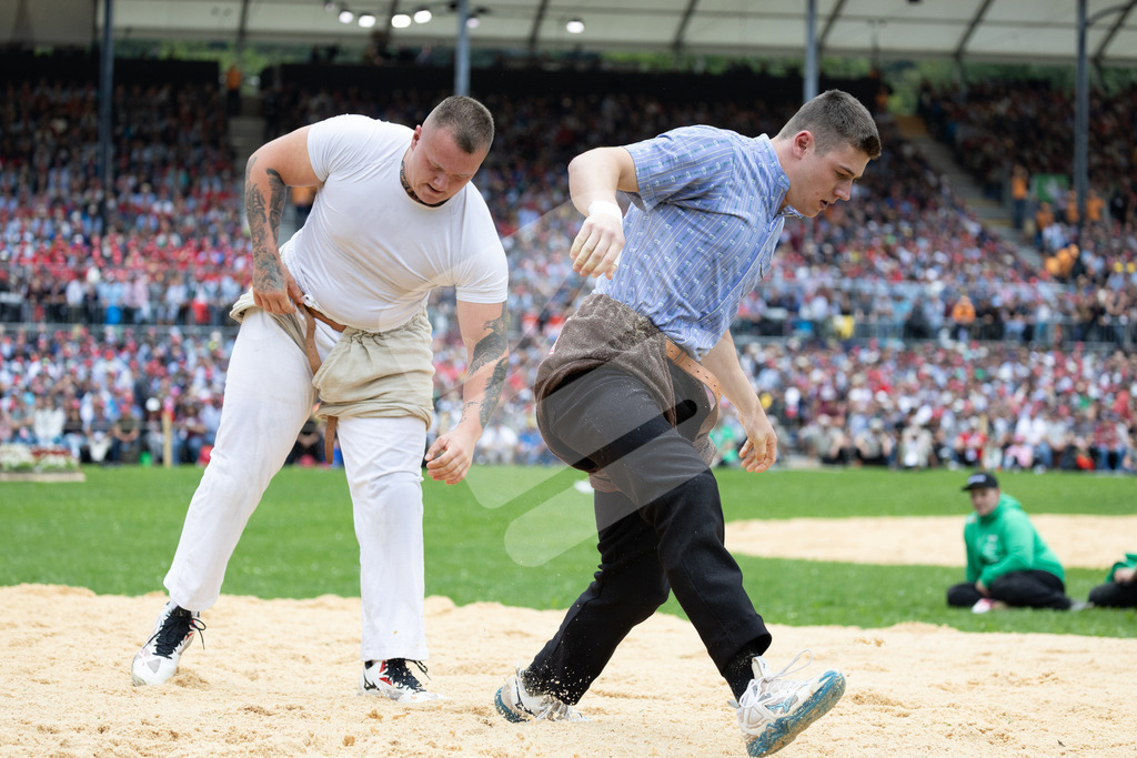ESAF2025_03Gang_5165 | Die Schwinger des Schwyzer Kantonalen Schwingerverbandes: Fotos, die Dynamik und Leidenschaft festhalten, sowie emotionale Momente aus dem traditionellen Schwingsport zeigen. - Realisiert mit Pictrs.com