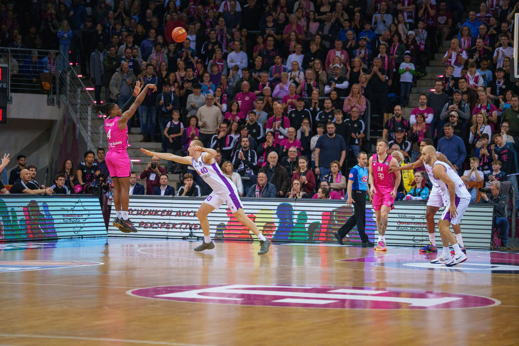 BBL, Deutsche Basketball Bundesliga Saison 2024/25, 14. Spieltag: Telekom Baskets gegen BG Göttingen | 29.12.2024 BBL, Deutsche Basketball Bundesliga Saison 2024/25, 14. Spieltag: Telekom Baskets gegen BG GöttingenBild: Phlandrous Fleming Jr. (4, Bonn), Collin Welp (40, Göttingen) - Realisiert mit Pictrs.com