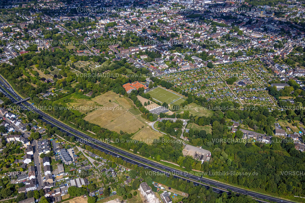 Muelheim220802549 | Luftbild, Wiesen und Felder am Fußballplatz Post SV Oberhausen und Tennisanlage, Reit-Club Oberhausen 1950, Kleingartenverein Schönefeld, Friedhof Styrum, Dümpten, Oberhausen, Ruhrgebiet, Nordrhein-Westfalen, Deutschland