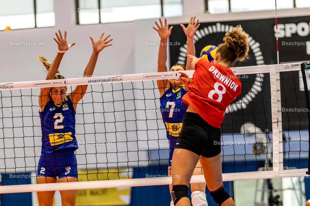 2022-00063288-Testspiel-Deutschland-Brasilien | Angriff Kimberly DREWNIOK #8 (Diagonal) GER gegen Block Rosamaria MONTIBELLER #7 BRA, 17.09.2022; Berlin Foto: Gerold Rebsch - www.beachpics.de
