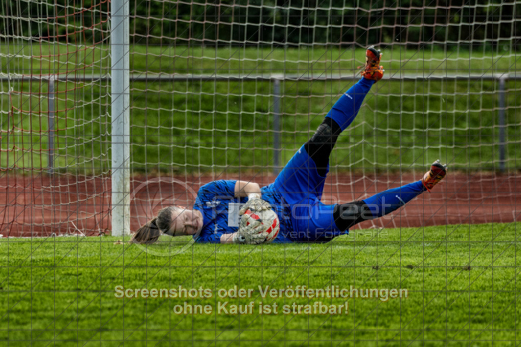 20250928_144332_0644-Bearbeitet | #,1.FC Donzdorf (schwarz) vs. TV Derendingen (rot), Fussball, Frauen-Verbandsliga Württemberg, 03. Spieltag, Saison 2025/2026, Rasenplatz Lautertal Stadion, Süßener Straße 16, 73072 Donzdorf, 28.09.2025 - 13:00 Uhr,Foto: PhotoPeet-Sportfotografie/Peter Harich