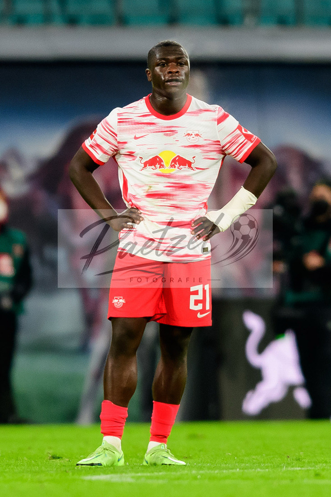 RBLLEV20211128_060 | Fussball, Herren: Brian Brobbey (RB Leipzig) enttaeuscht bei dem Spiel der 1. Bundesliga zwischen RB Leipzig und Bayer 04 Leverkusen in der Red Bull Arena am 28.11.2021 in Leipzig, Deutschland.DFB / DFL REGULATIONS PROHIBIT ANY USE OF PHOTOGRAPHS AS IMAGE SEQUENCES AND/OR QUASI-VIDEO. - Realisiert mit Pictrs.com