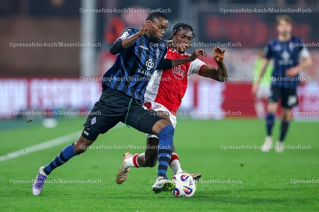 RWE04032601119 | 2026.03.04, Fußball, 3.Liga Herren, Rot-Weiss Essen -  SV Waldhof Mannheim, Stadion Hafenstraße, 27.Spieltag, Saison 2025 / 2026: Oluwaseun Ogbemudia (Waldhof Mannheim #05) im Zweikampf gegen  Dickson Abiama&nbsp;(Rot-Weiss Essen #11)  DFB regulations prohibit any use of photographs as image sequences and or quasi-video.