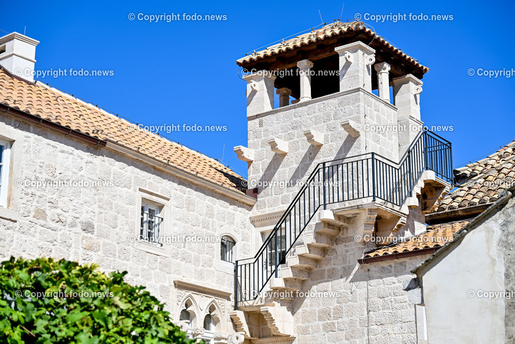 Kroatien_ Korcula_ Insel in Sueddalmatien_ Korcula Stadt_ 13.09.2024-69 | 13.09.2024, Kroatien, HRV, Korcula, Insel in Sueddalmatien, Korcula Stadt im Bild Hafen, Hafenansichten, Boot, Boote, Schiff, Schiffe, Gebauede, Adria, Meer, Stadtansichten, Altstadt, Marco Polo, Museum, Touristen, Souvenier, Restaurant, KonobaKorcula - Schwarzes Korfu - benannt nach den dunklen Kiefernwaeldern, ist eine zu Kroatien gehoerende Insel in der Adria vor der Kueste Sueddalmatiens. Zugleich ist sie Teil des Dinarischen Gebirges. Quelle: Wikipedia