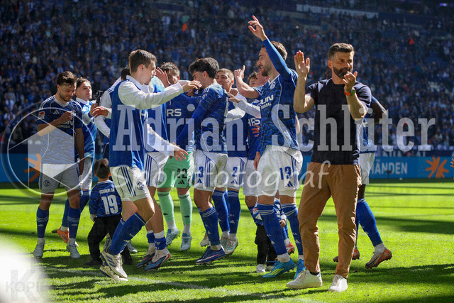 19.04.2026, GER, Fussball, Herren, 2. BL, Saison 2025/2026, FC Schalke 04 - Preußen Münster | die Mannschaft vom S04 feiert den Sieg