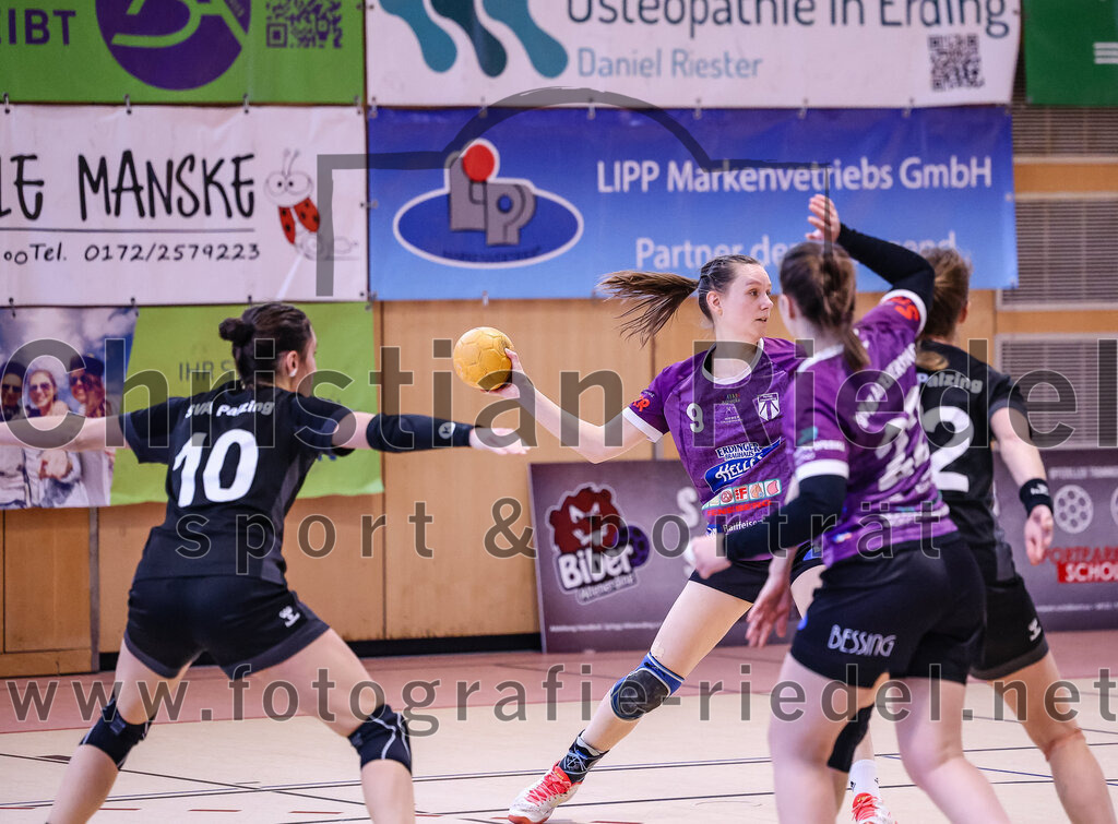 2024-12-14_005_SpVgg_Altenerding_gegen_SVA_Palzing | Erding, Deutschland, 14.12.2024:Handball, Bezirksoberliga Frauen Altbayern 2024 / 2024, 9. Spieltag, SpVgg Altenerding gegen SVA Palzing, Endergebnis: 20:30Veronika Wöhrl (SVA Palzing, #10), Julia Kranich (SpVgg Altenerding, #9)Foto: Christian Riedel / fotografie-riedel.net