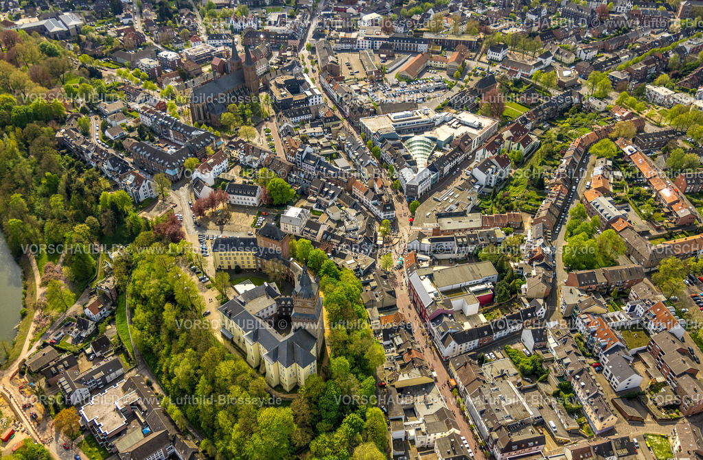 Kleve240402667 | Luftbild, Übersicht über die malerische Altstadt Kleve mit der Sehenswürdigkeit Schwanenburg sowie Landgericht und Amtsgericht, Schloßberg, kath. Kirche Stiftskirche St. Mariae Himmelfahrt, Innenstadt mit Neue Mitte Einkaufszentrum und Fußgängerzone Große Straße, Kleve, Niederrhein, Nordrhein-Westfalen, Deutschland