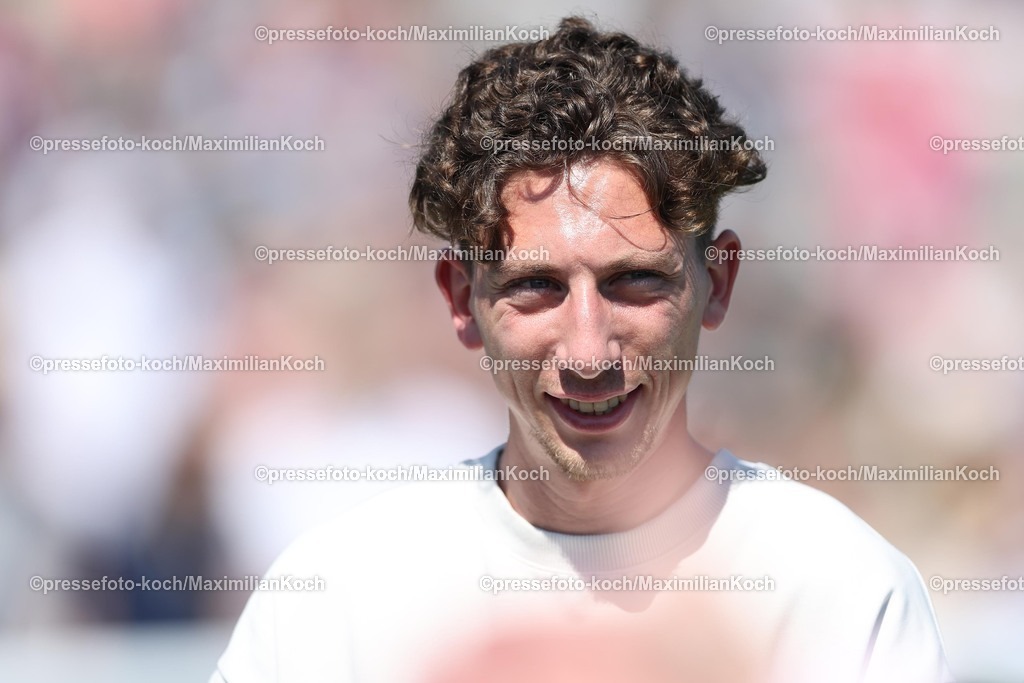 HanMX01052588036 | 01.05.2025, Fußball, Hannover 96 Renntag, Die Fußballprofis von Hannover96 zu Gast auf der Pferderennbahn Neue Bult. Im Bild Jannik Rochelt