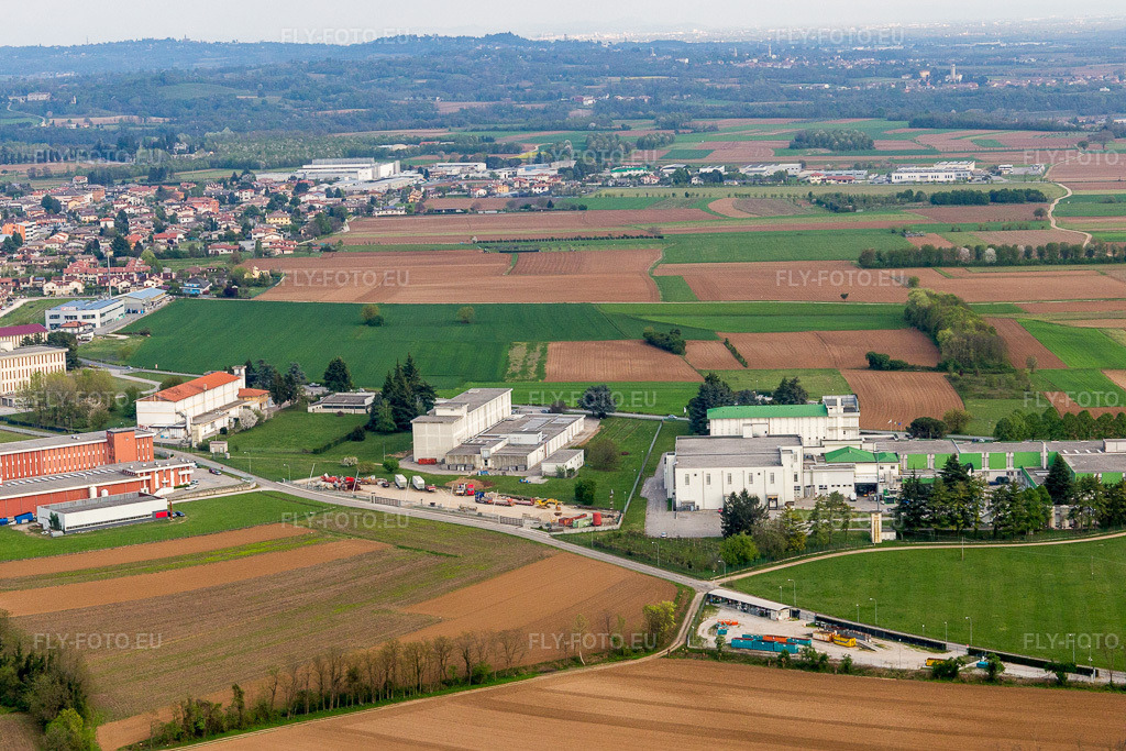 Vue aérienne: Vue de la ville à Aonedis di Qua dans le département Frioul-Vénétie Julienne, Italie. Photo: IMG_098749.jpg prise le 07/04/2017 par Werner Riehm/FLY-FOTO.eu – Résolution de l'original: 4431 x 2954 px