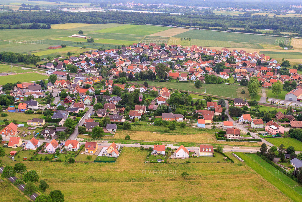 Vue aérienne: Vue de la ville depuis le sud-est à Rountzenheim dans le département Bas Rhin, France – .Photo: IMG_28806.jpg prise le 14/06/2010 par Werner Riehm/FLY-FOTO.eu – Résolution de l'original: 4752 x 3168 px