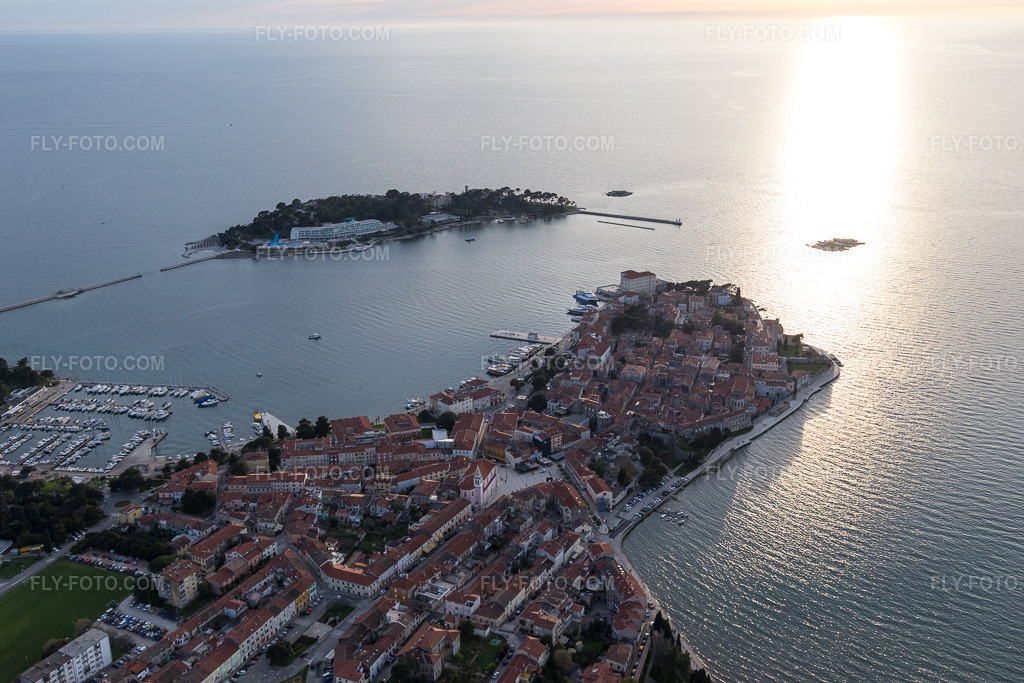 Aerial view: View of the town in Poreč in the state Gespanschaft Istrien, Croatia. – Photo: IMG_106390.jpg taken on 04/14/2018 by Werner Riehm/FLY-FOTO.com – Resolution of the original: 5472 x 3648 px