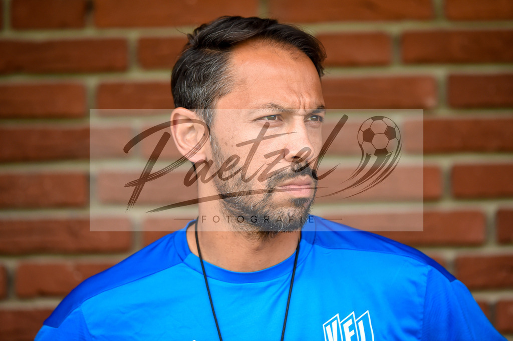 BSBOSN_20210626_0008 | Fussball, Herren: Co-Trainer Danilo de Souza (VfL Osnabrueck) schaut beim Testspiel zwischen TuS Bersenbrueck und VfL Osnabrueck im Hasestadion am 26.06.2021 in Bersenbrueck, Deutschland. - Realisiert mit Pictrs.com