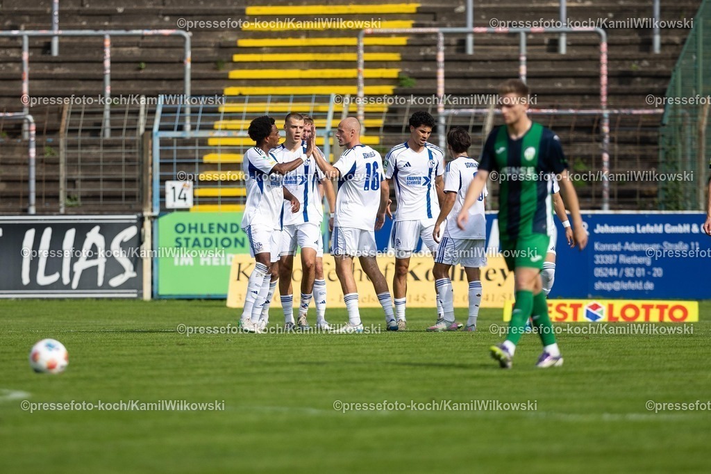 xKWI20092501016 | 20.09.2025, xkwix, Fußball, Regionalliga West, FC Gütersloh - FC Schalke 04 U23, Ohlendorf Stadion im Heidewald: Torjubel nach dem Tor zum 0:3 durch Jakob Sachse (FC Schalke 04 U23 #23) 