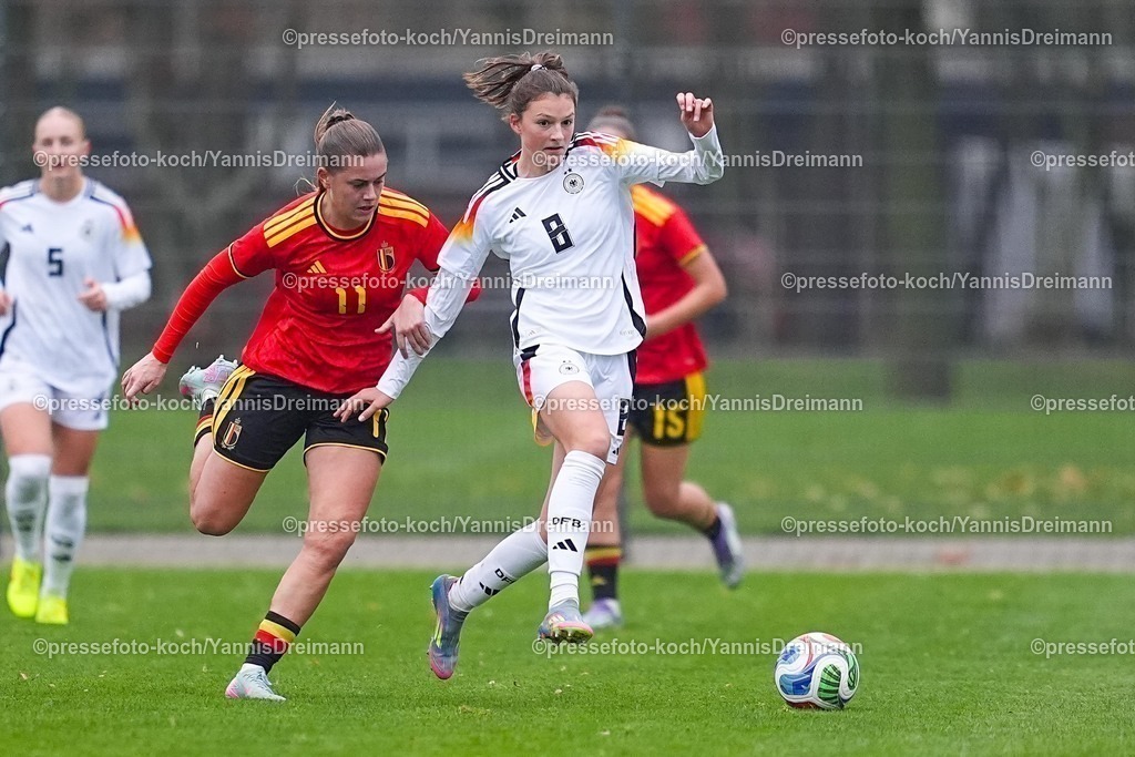 xYDRx26112501010 | 26.11.2025, xydrx, Fußball, Länderspiel, EM-Qualifikation U19-Frauen, Belgien - Deutschland, Sportschule Wedau: Clementine Reynebeau (BEL #11) im Zweikampf gegen Lotta Wrede (GER #8)