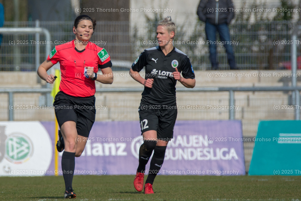 Fussball-BL Frauen 1. FFC Frankfurt vs. FF USV Jena | Schiedsrichterin Angelika Soeder, Schmidt Sophie #12 (1.FFC Frankfurt); Fussball-BL Frauen 1. FFC Frankfurt vs. FF USV Jena, Fussball-Bundesliga Frauen am 25.03.2018 im Stadion am Brentanobad in Frankfurt/Main, (Deutschland) - Realisiert mit Pictrs.com