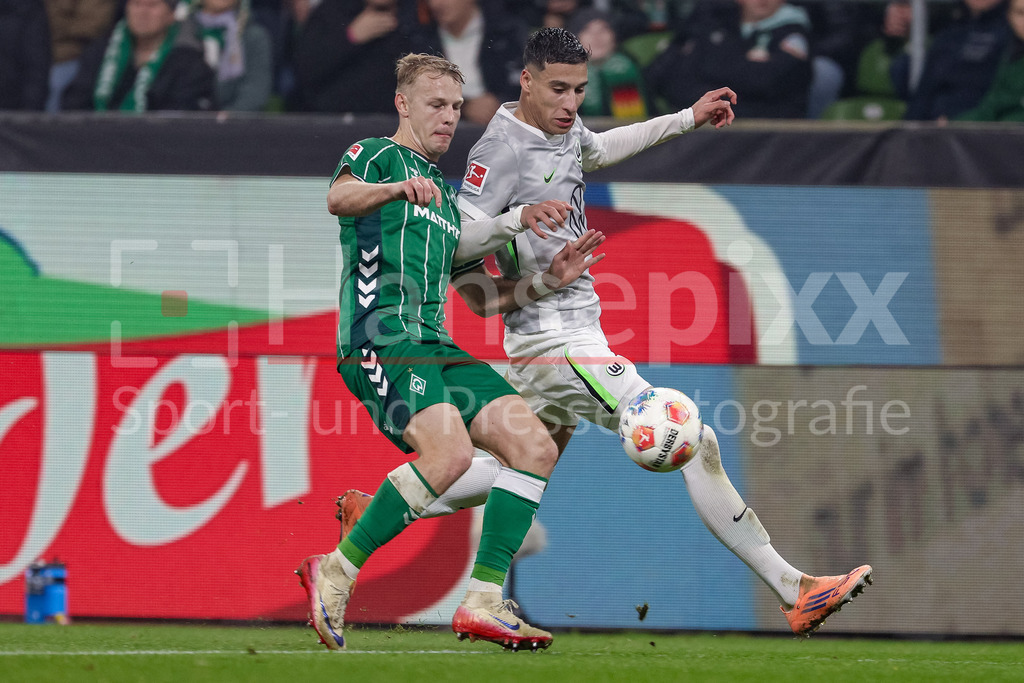 Fussball, Bundesliga, SV Werder Bremen - VfL Wolfsburg | v.li.: Marco Grüll (SV Werder Bremen, 17) und Adam Daghim (VfL Wolfsburg, 11) im Zweikampf, Duell, Dynamik, Aktion, Action, Spielszene, DIE DFL-RICHTLINIEN UNTERSAGEN JEGLICHE NUTZUNG VON FOTOS ALS SEQUENZBILDER UND/ODER VIDEOÄHNLICHE FOTOSTRECKEN. DFL REGULATIONS PROHIBIT ANY USE OF PHOTOGRAPHS AS IMAGE SEQUENCES AND/OR QUASI-VIDEO.