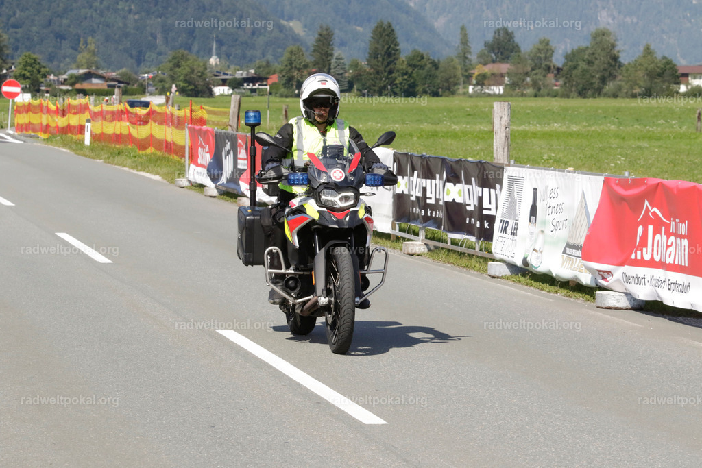 1171_20230817_Bewerb_Maenner_Muehlanger | AUT - OESTERREICH, 2023-08-16: SPORT RENNRAD-FAHREN - 55. INTERNATIONALER RADWELTPOKAL IN ST. JOHANN IN TIROL  - Vintage-Radrennen mit WM-Bronze-Medaillen-Siegerin Christina Schweinberger, den Teilnehmer und Alexander Baumann (vom Orginastions-Team) - TAG 2 BEWERB MAENNER IN SECHS GRUPPEN  ; Foto: Roland Muehlanger