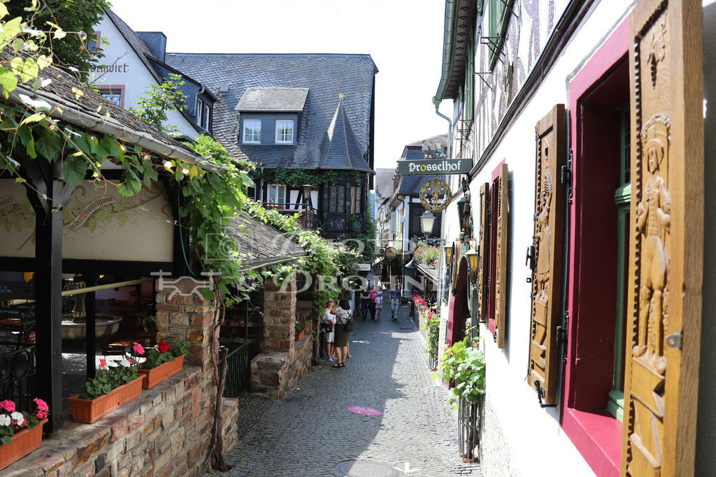 Rüdesheim-8906 | Die Drosselgasse in Rüdesheim ist ein beiebtes Fotomotiv und für viele ausländische Gäste der Inbeggriff für Deutsche Gemütlichkeit. - Realisiert mit Pictrs.com