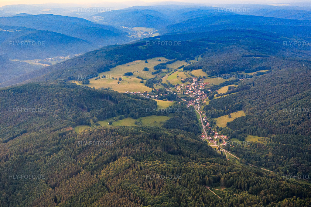 Luftbild: Ortsansicht von Südosten im Ortsteil Langenthal in Hirschhorn im Bundesland Hessen in Deutschland. – Foto: IMG_089411.jpg vom 10.06.2016 durch Werner Riehm/FLY-FOTO.de – Auflösung des Originals: 4862 x 3241 px