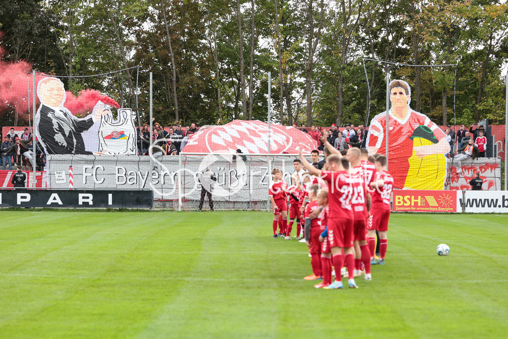 TSV Aubstadt - FC Bayern Amateure | Die Amateure Fans zeigen eine Choreo zu Beginn der Partie in Aubstadt / Pyro