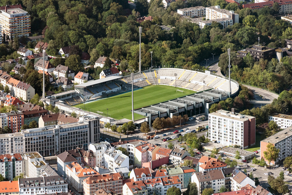 dr__0054636.jpg | MüNCHEN 15.09.2020 Fußball- Stadion des Vereins TSV 1860 an der Grünwalder Straße im Stadtteil Untergiesing-Harlaching in München im Bundesland Bayern. // Football stadium of the club TSV 1860 on Gruenwalder Strasse in the district Untergiesing-Harlaching in Munich in the state Bavaria. Foto: Daniel Reiter