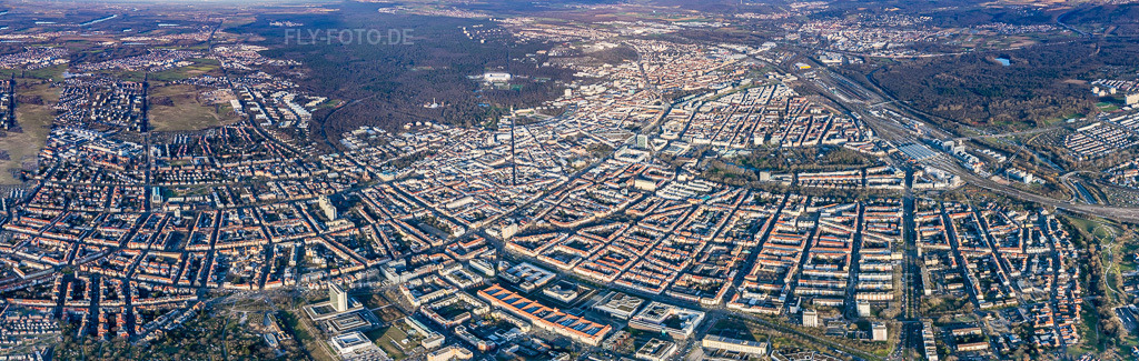 Luftbild: Panorama von Südwesten im Ortsteil Beiertheim-Bulach in Karlsruhe im Bundesland Baden-Württemberg in Deutschland. Foto: IMG_136028-Pano.jpg vom 21.02.2023 durch Werner Riehm/FLY-FOTO.deAuflösung des Originals: 9378 x 2975 px