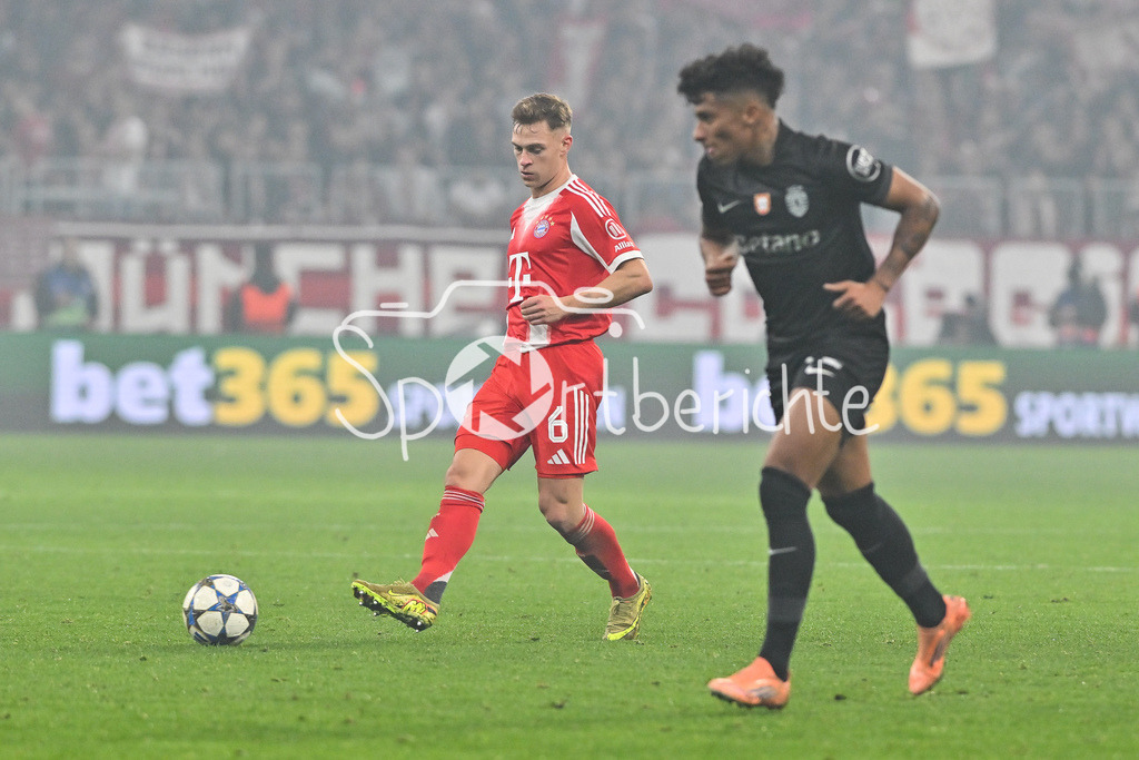FC Bayern München - Sporting Lissabon | MUNICH, GERMANY - 09. DECEMBER: am Ball Joshua KIMMICH (FC Bayern Munich 6) während dem Match zwischen dem FC Bayern München und Sporting Lissabon am 6. Spieltag der UEFA Champions League Ligaphase in der Allianz Arena
