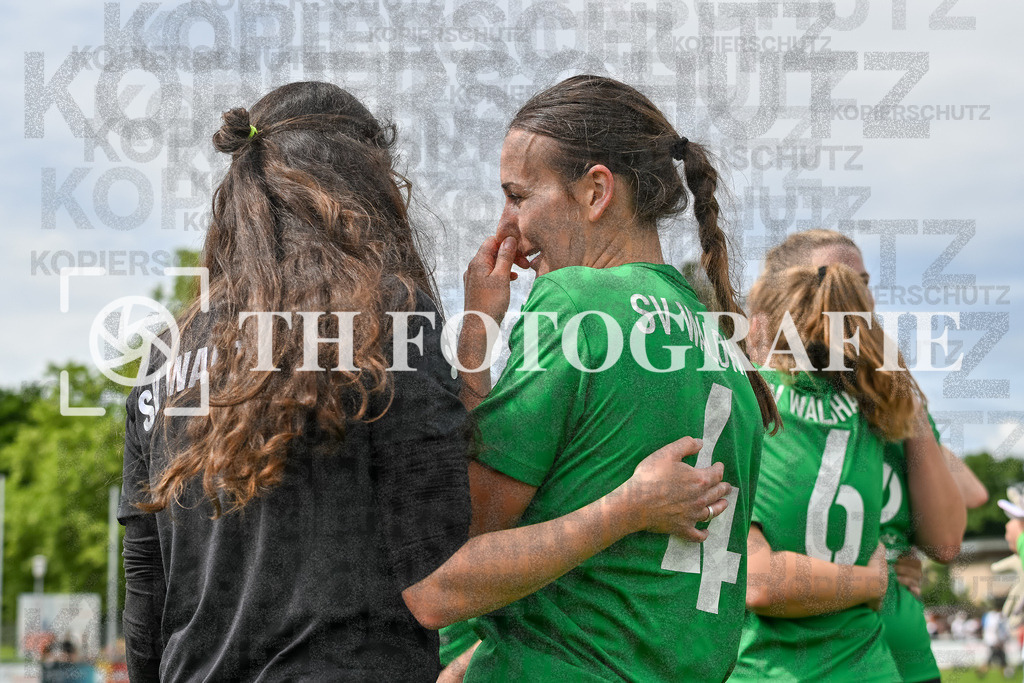 GER, FC Hauingen - SV Waldhaus, Frauen-Fussball, Rothaus Bezirkpokal, Finale, Saison 2024/2025, 29.05.2025 | Team SV Waldhaus freut sich ueber den Sieg und den Gewinn des Bezirkspokals.GER, FC Hauingen - SV Waldhaus, Frauen-Fussball, Rothaus Bezirkpokal, Finale, Saison 2024/2025, 29.05.2025Foto: TH Fotografie/Thomas Hess