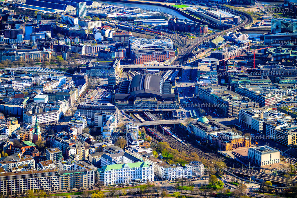 Hamburg_Hauptbahnhof_ELS_4057060425 | HAMBURG 06.04.2025 Gleisverlauf und Gebäude des Hauptbahnhofes der Deutschen Bahn entlang der bekannten Flaniermeile der Kirchenallee in Hamburg, Deutschland. Weiterführende Informationen bei: DB InfraGO AG,  DB Regio AG,  DB Station & Service AG,  Deutsche Bahn AG,  HGI - HÜGIN GROUP INTERNATIONAL GMBH CO.KG,  IBN Ingenieurbüro Noack,  INGENIEURBÜRO DR. BINNEWIES Ingenieurgesellschaft mbH,  S-Bahn Hamburg GmbH. // Track progress and building of the main station of the railway along the well-known promenade of Kirchenallee in Hamburg, Germany. Further information at: DB InfraGO AG,  DB Regio AG,  DB Station & Service AG,  Deutsche Bahn AG,  HGI - HUeGIN GROUP INTERNATIONAL GMBH CO.KG,  IBN Ingenieurbuero Noack,  INGENIEURBUeRO DR. BINNEWIES Ingenieurgesellschaft mbH,  S-Bahn Hamburg GmbH. Foto: Martin Elsen