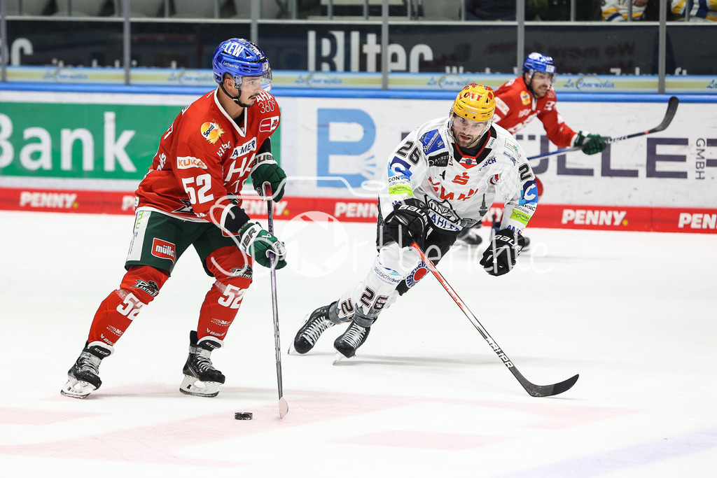 Augsburger Panther - Fischtown Pinguins Bremerhaven | Otso RANTAKARI (AEV #52) im Duell mit Dominik UHER (BHV #26) / Zweikampf