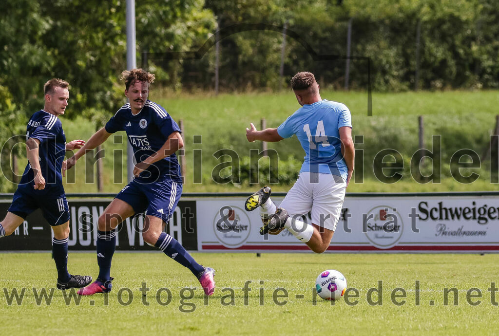2023-08-26_044_FC_Langengeisling_gegen_TuS_Raubling | Erding, Deutschland, 26.08.2023:
Fußball, Bezirksliga Oberbayern Ost 2023 / 2024, 6. Spieltag, FC Langengeisling gegen TuS Raubling, Endergebnis: 2:0

Quirin Wolfrum (TuS Raubling, #24), David Riederle (FC Langengeisling, #14)

Foto: Christian Riedel / fotografie-riedel.net