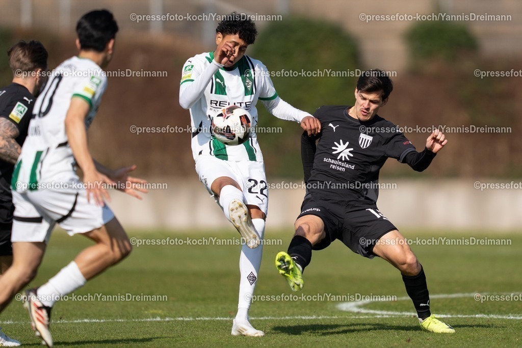xYDR15032501036 | 15.03.2025, xydrx, Fußball, Borussia Mönchengladbach II (U23) - 1.FC Bocholt, Regionalliga West, Grenzlandstadion: Leon Ampadu (Borussia Moenchengladbach II #22) im Zweikampf gegen Nicolas Hirschberger (1. FC Bocholt #13)