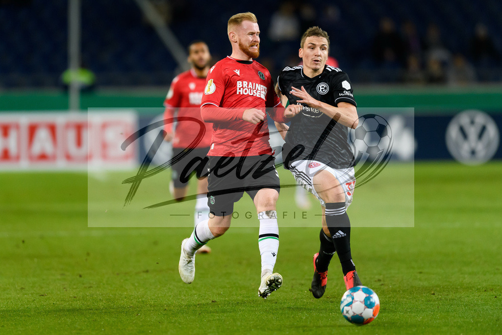 H96DUS20211027_022 | Fussball, Herren: Sebastian Kerk (Hannover 96) und Marcel Sobottka (Fortuna Duesseldorf) im Zweikampf bei dem Spiel der 2. Runde im DFB-Pokal zwischen Hannover 96 und Fortuna Duesseldorf in der HDI-Arena am 27.10.2021 in Hannover, Deutschland.DFB / DFL REGULATIONS PROHIBIT ANY USE OF PHOTOGRAPHS AS IMAGE SEQUENCES AND/OR QUASI-VIDEO. - Realisiert mit Pictrs.com