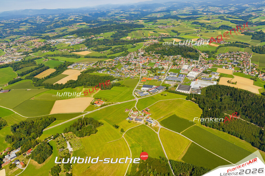 Luftaufnahme von Büchlberg - Die Luftaufnahme wurde 2025 vom UL-Flugzeug heraus erstellt ( keine Drohne ) - Hochauflösende Luftaufnahme - für professionelle Ausdrucke geeignet. Die Geschenkidee !Mit Lizenz und Bildrechte bestellbar