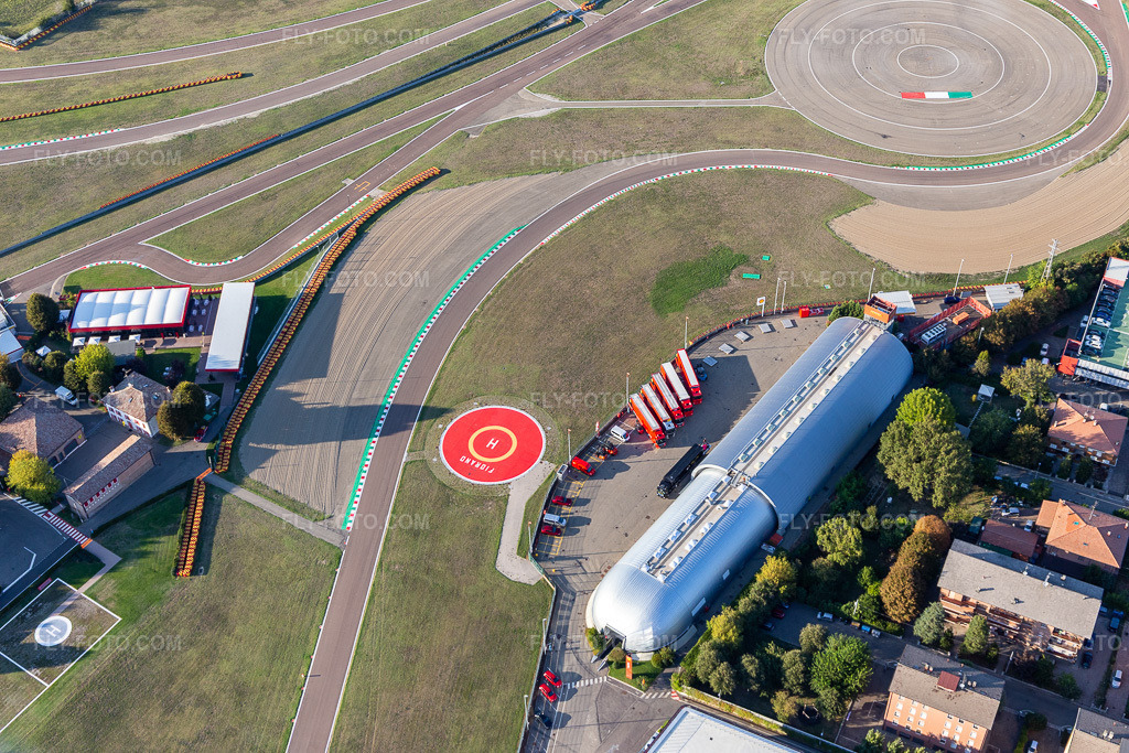 Aerial view: Formula 1 race track of Ferrari, Pista di Fiorano, Circuito di Fiorano in Fiorano Modenese in the state Modena, Italy. – Photo: IMG_134605.jpg taken on 09/19/2022 by Werner Riehm/FLY-FOTO.com – Resolution of the original: 5472 x 3648 px – WWW.FERRARI.COM