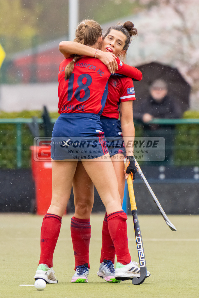 HK_20230401_106668 | 1. Bundesliga Damen Düsseldorfer HC - Harvestehuder THC  am 1.4.2023 DHC Düsseldorf, Düsseldorf , Sophia Schwabe ( Düsseldorfer HC #18 ) , Agustina Albertarrio ( Düsseldorfer HC #9 )