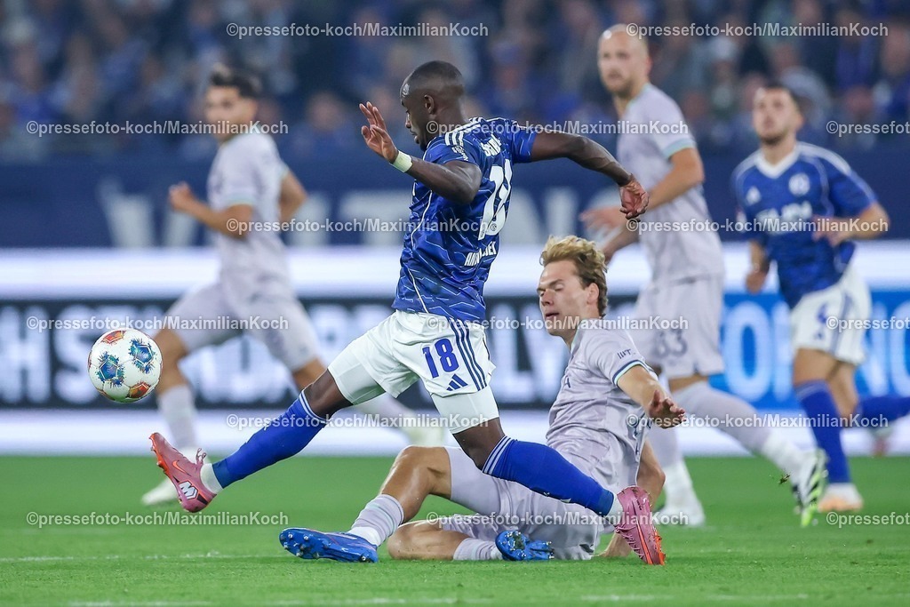 S0423082501067 | 23.08.2025, Fußball, FC Schalke 04 - VfL Bochum, 3.Spieltag, 2. Fußball Bundesliga, Veltins-Arena Gelsenkirchen, Saison 2025 2026: Christopher Antwi-Adjei&nbsp;(Schalke04 #18) im Zweikampf gegen  Mats Pannewig&nbsp;(VfL Bochum #24) DFB regulations prohibit any use of photographs as image sequences and or quasi-video.