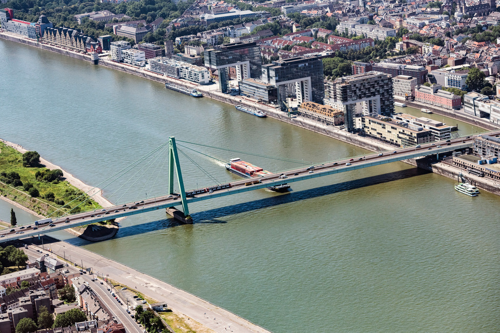 dr__dsc5639.jpg | KöLN 27.06.2018 Fluß - Brückenbauwerk über den Rhein in Köln im Bundesland Nordrhein-Westfalen, Deutschland. // River - bridge construction across the Rhine in Cologne in the state North Rhine-Westphalia, Germany. Foto: Daniel Reiter