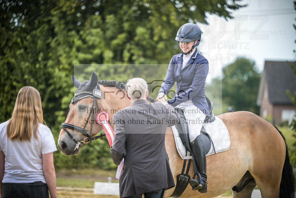 DOS_7530 | Entdecke hochwertige Reitturnierfotos von Foto Oger. Professionell, emotional und authentisch – jetzt Lieblingsmomente im Shop bestellen.Deutschlandweite Turnierfotografie. - Realisiert mit Pictrs.com