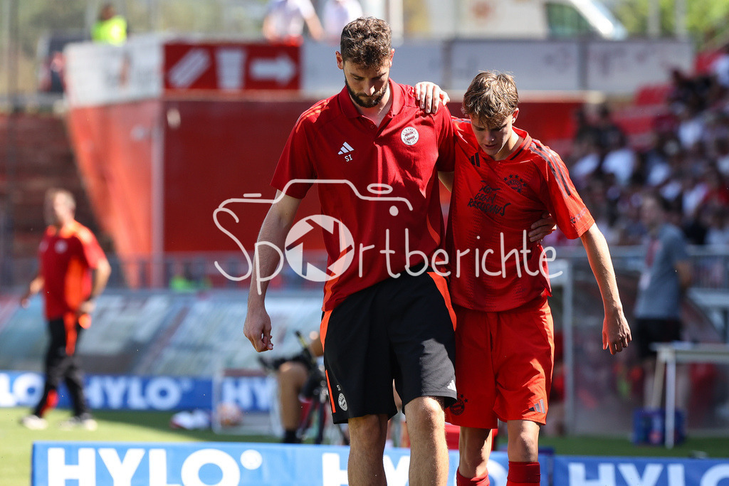FC Würzburger Kickers - FC Bayern Amateure | der verletzte Jonathan Asp JENSEN (FC Bayern München II #10) muss gestuetze vom Platz gebraucht werden / Verletzung / Regionalliga Bayern: FC Würzburger Kickers - FC Bayern München II, AKON Arena am 24.08.2024