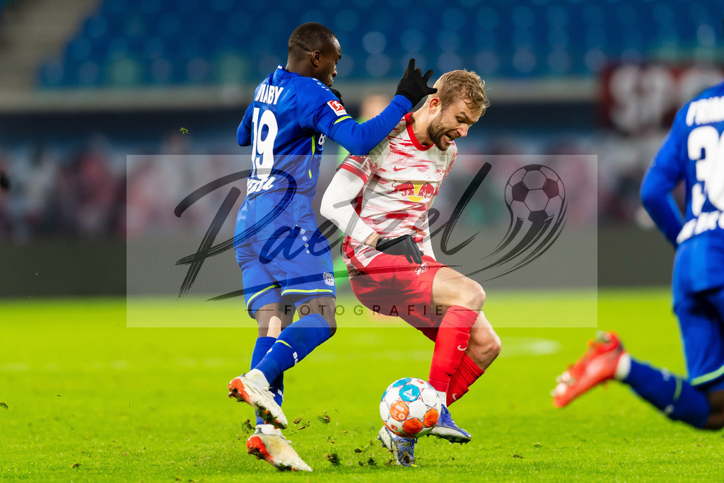 RBLLEV20211128_070 | Fussball, Herren: Moussa Diaby (Bayer 04 Leverkusen) und Konrad Laimer (RB Leipzig) im Zweikampf bei dem Spiel der 1. Bundesliga zwischen RB Leipzig und Bayer 04 Leverkusen in der Red Bull Arena am 28.11.2021 in Leipzig, Deutschland.DFB / DFL REGULATIONS PROHIBIT ANY USE OF PHOTOGRAPHS AS IMAGE SEQUENCES AND/OR QUASI-VIDEO. - Realisiert mit Pictrs.com