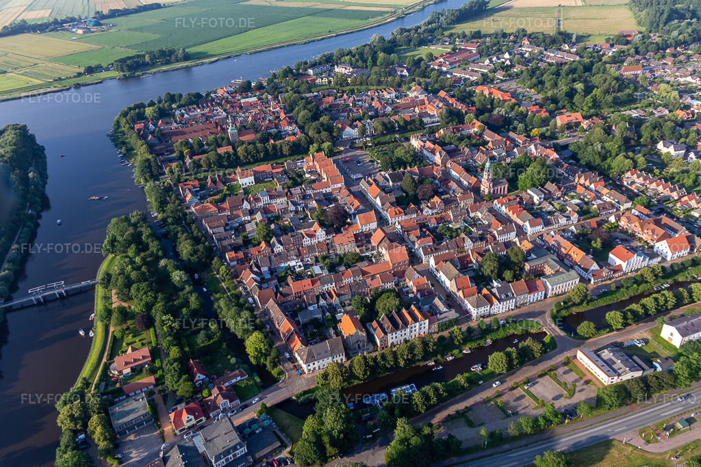 Luftbild: Grachtenstadt zwischen Treene, Westersielzug und Eider aus Südwesten in Friedrichstadt im Bundesland Schleswig-Holstein in Deutschland. Foto: IMG_0007294.jpg vom 16.07.2021 durch Werner Riehm/FLY-FOTO.de